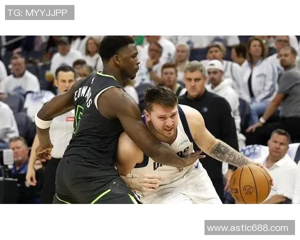 森林狼力拼独行侠 双方核心对决激烈碰撞球场激情四溢